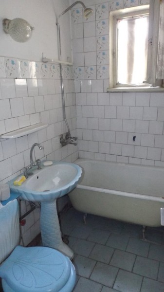 The really outdated bathroom. You dotta love them tiles!