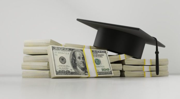how much money does a student need per month in romania