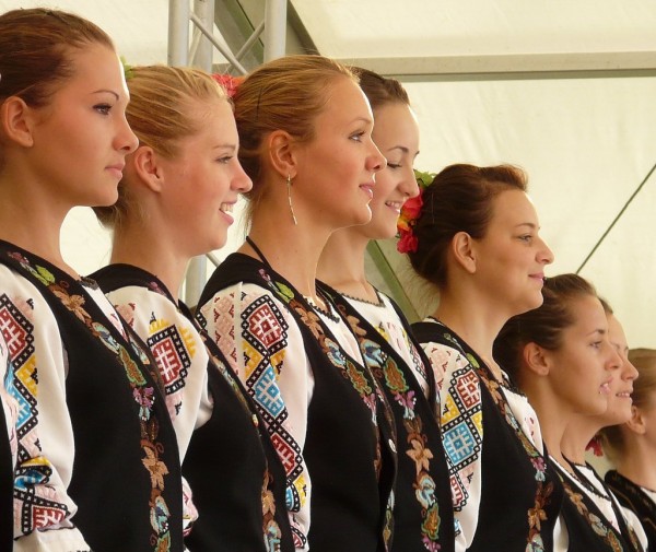 Girls from the village of Iernut (Flickr)