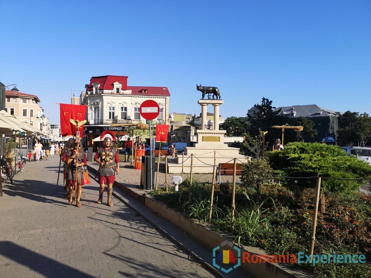 Capitoline Wolf and Roman guard exchange in Constanta