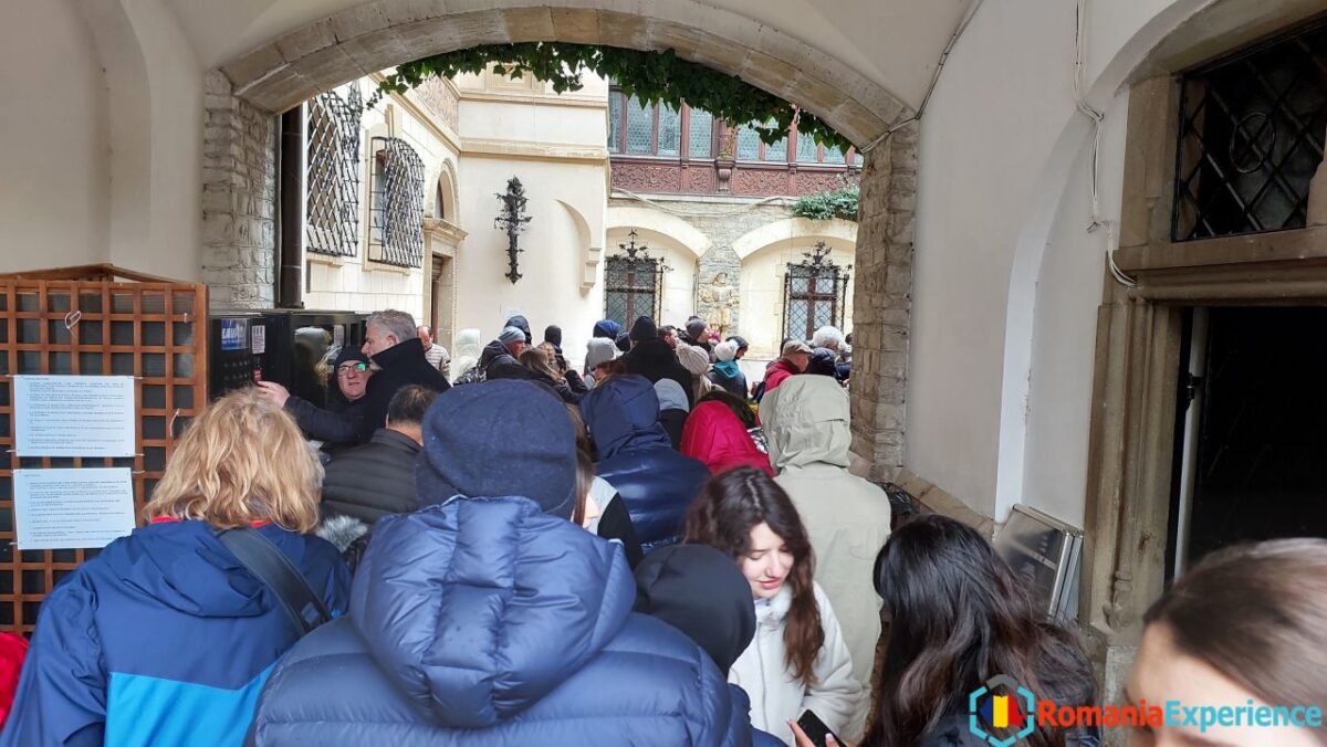 huge lines at Peles castle