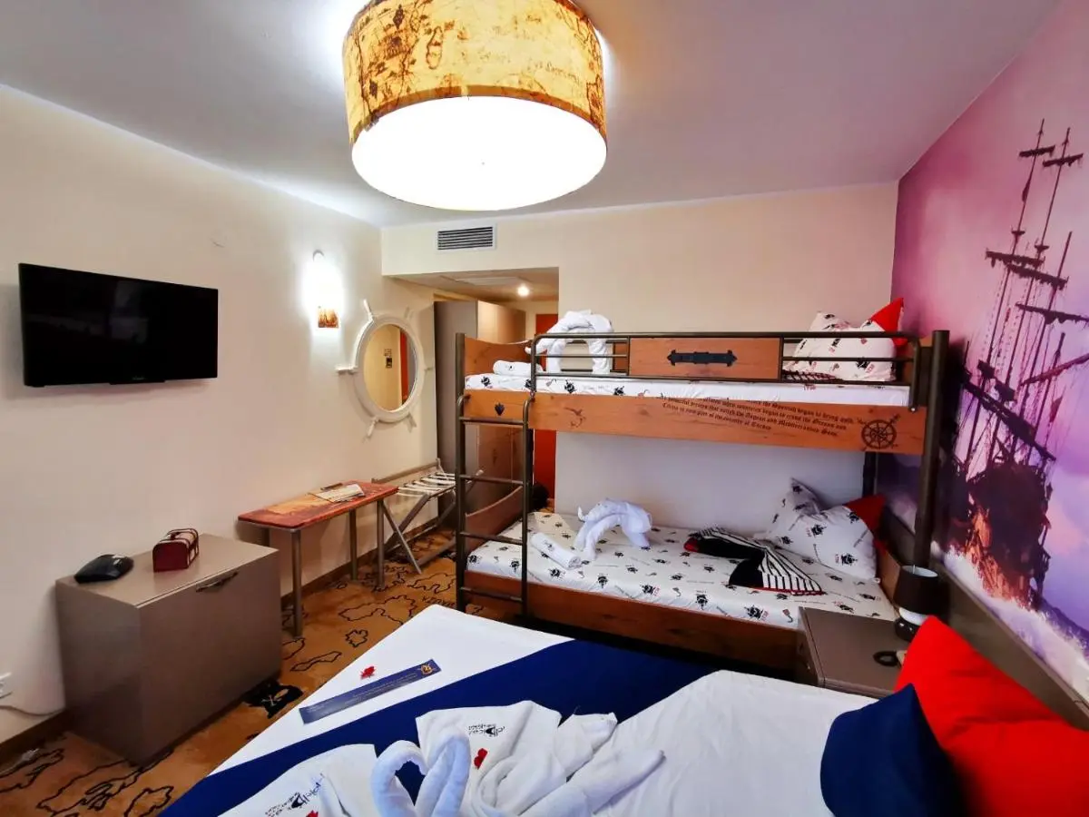 Pirates Resort themed bunk bed room